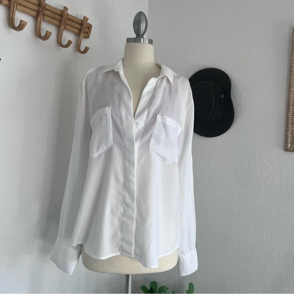 Cloth and Stone White Button Down Split Back size Medium - Picture 2 of 10